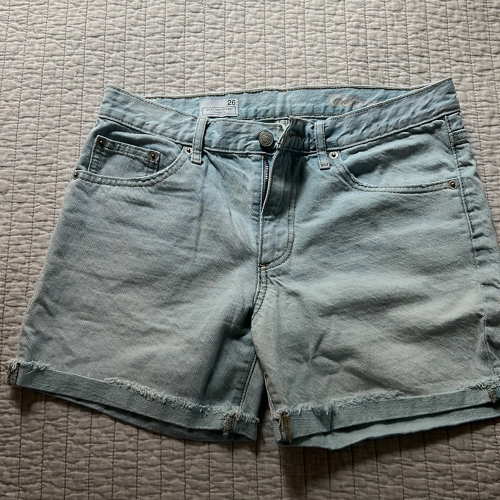 Gap Sexy Boyfriend shorts size 2/26 light wash